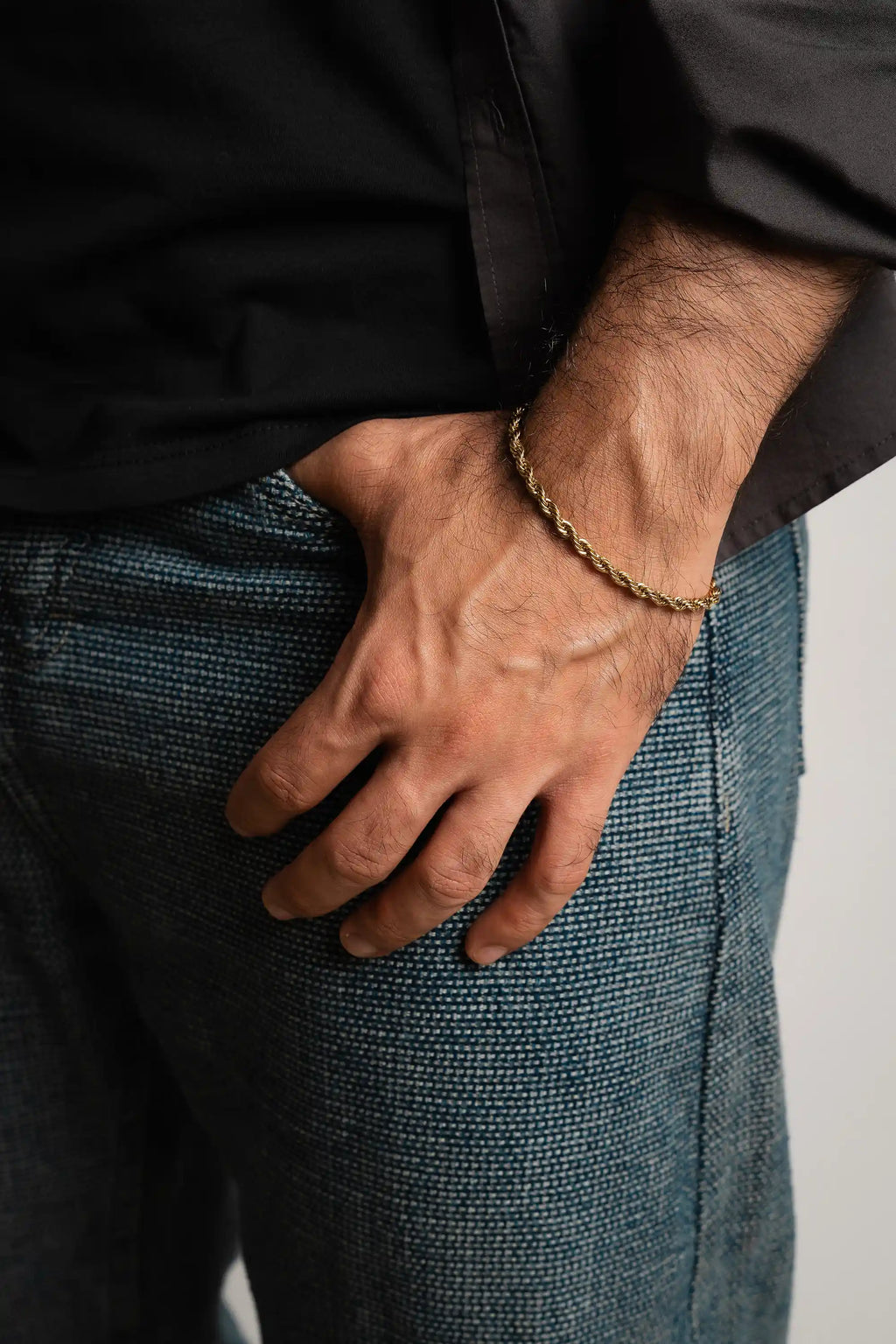 Pulsera Lazo Gold Impetu Men - modelo camiseta negra detalle muñeca pulsera lazo