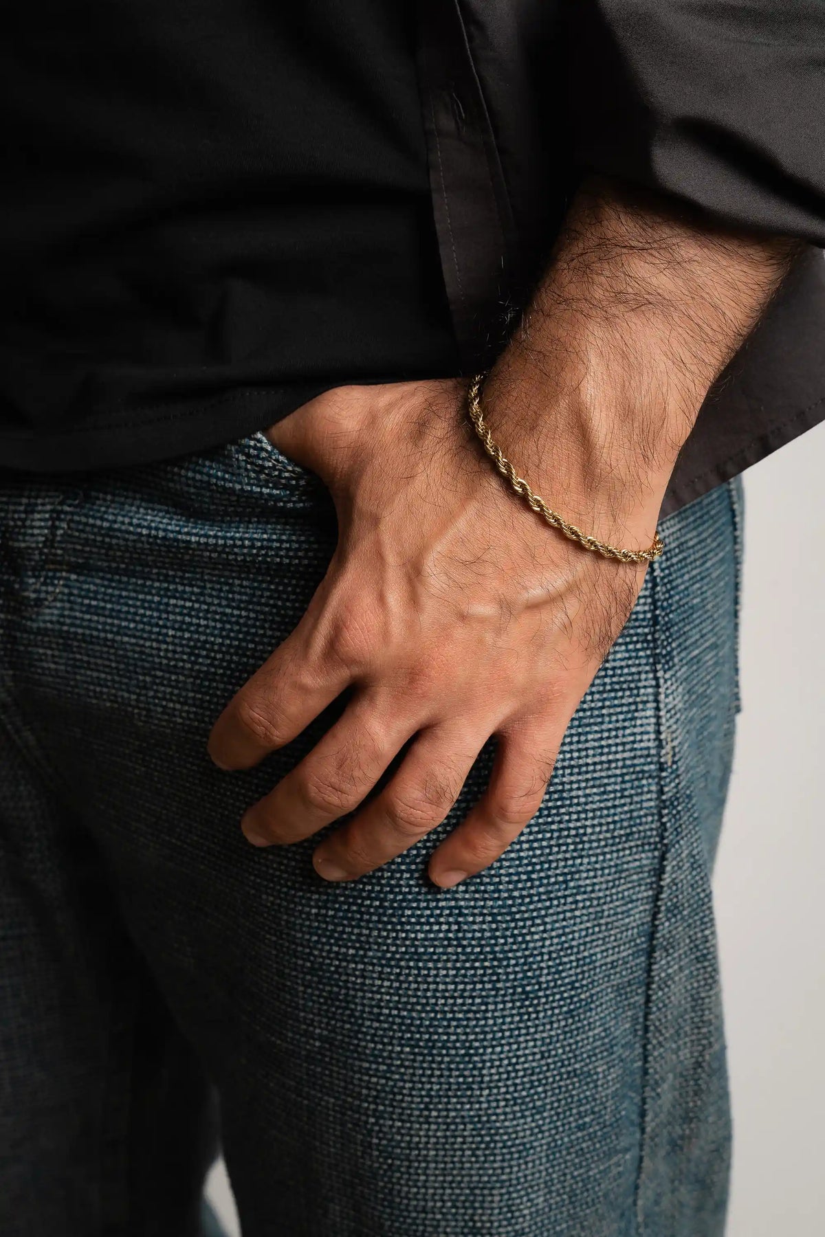 Pulsera Lazo Gold Impetu Men - modelo camiseta negra detalle muñeca pulsera lazo