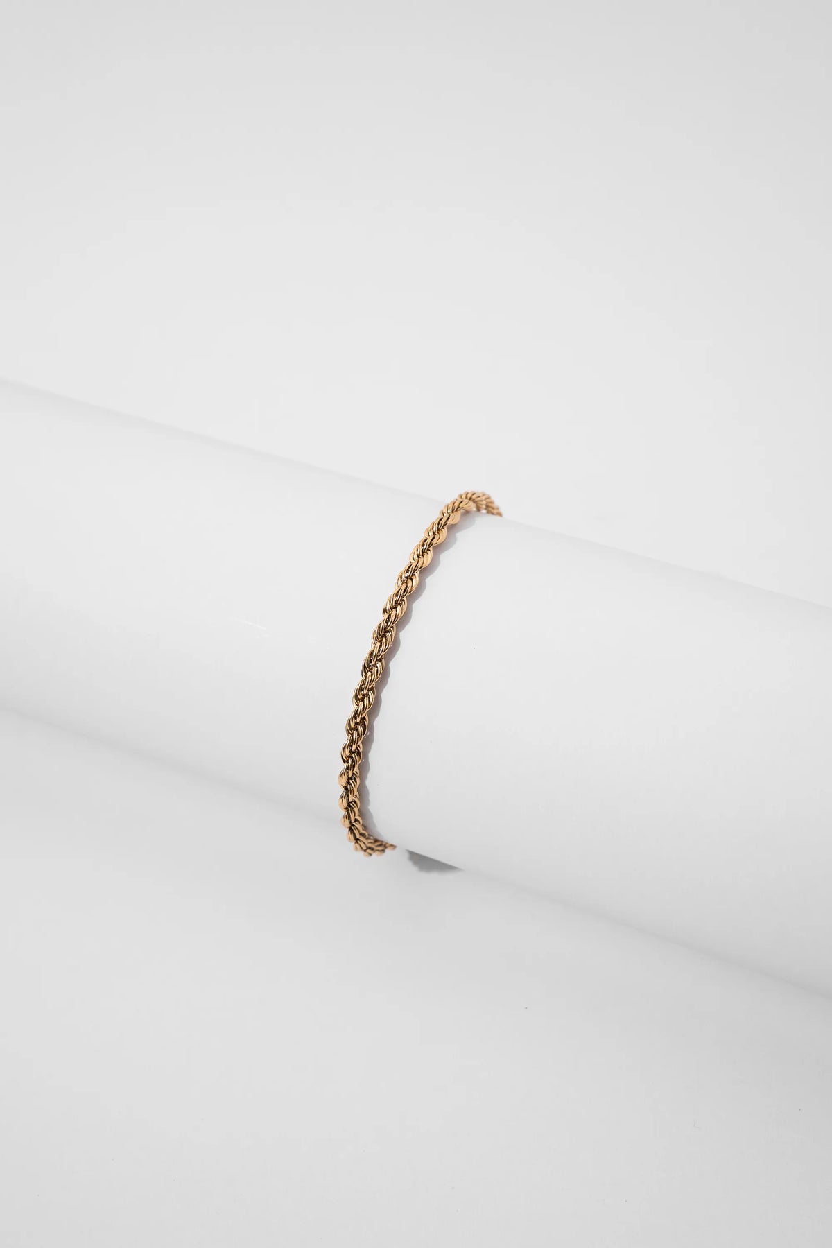 Pulsera Lazo Gold Impetu Men - vista completa sobre prop cilíndrico blanco