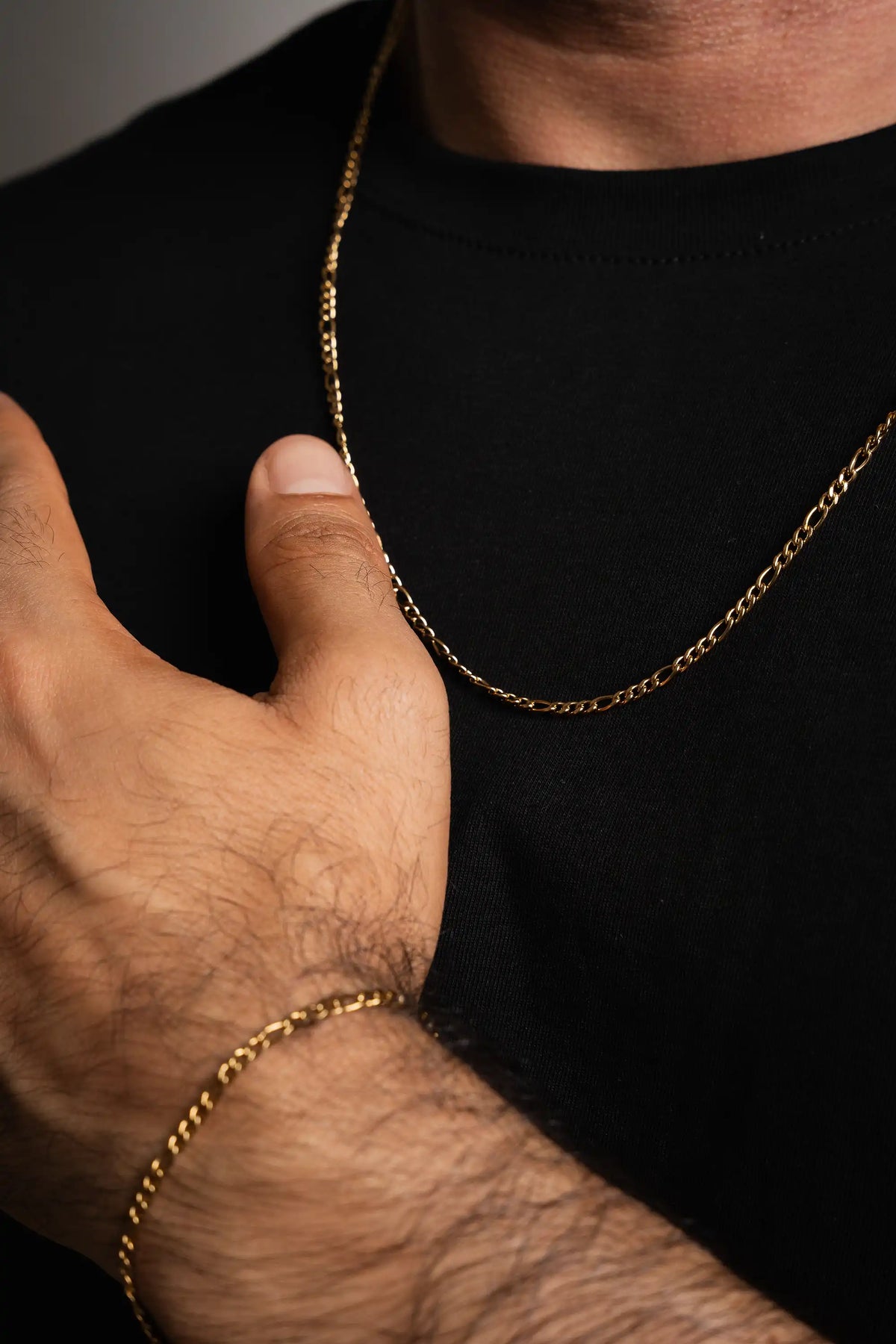 Stack Pulsera y Cadena Cartier Gold Impetu Men - modelo camisa blanca con dije cruz detalle pecho