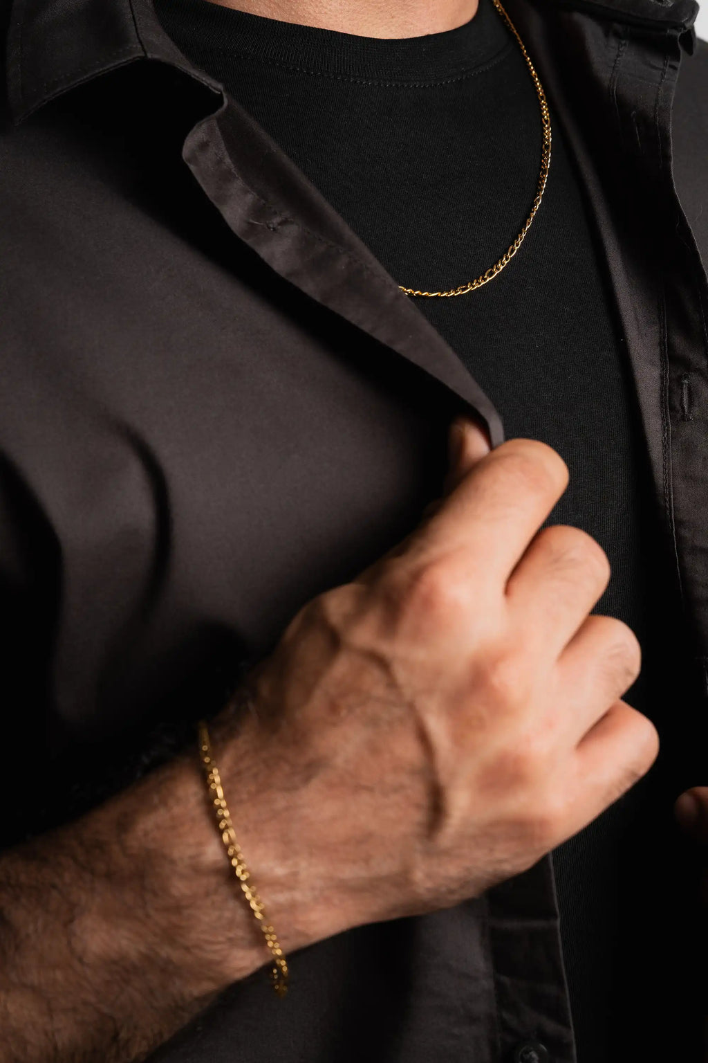 Stack Cadena y Pulsera Cartier Gold Impetu Men - modelo camiseta negra