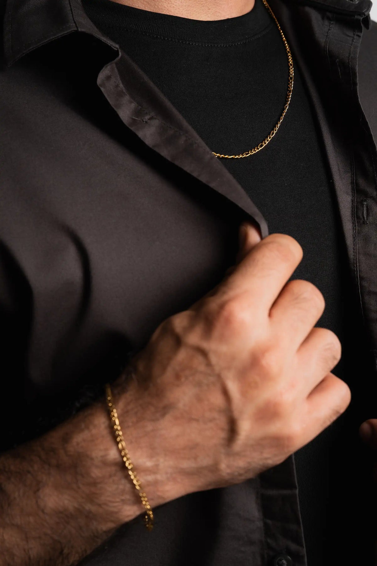 Stack Cadena y Pulsera Cartier Gold Impetu Men - modelo camiseta negra