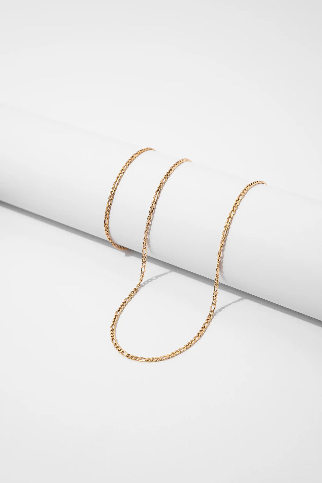 Stack Cadena y Pulsera Cartier Gold Impetu Men - detalle muñeca modelo