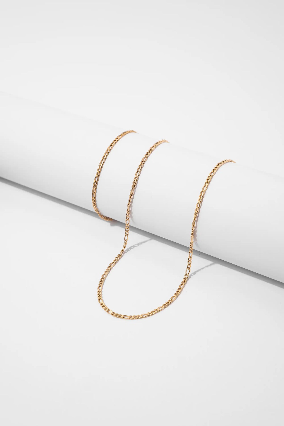 Stack Cadena y Pulsera Cartier Gold Impetu Men - detalle muñeca modelo
