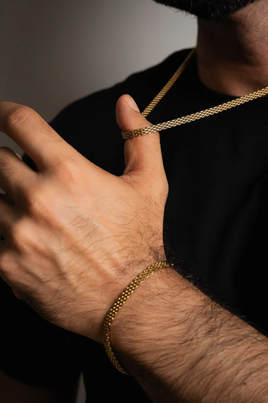 Stack Cadena y Pulsera Chinesca Gold Impetu Men - modelo camiseta negra detalle muñeca