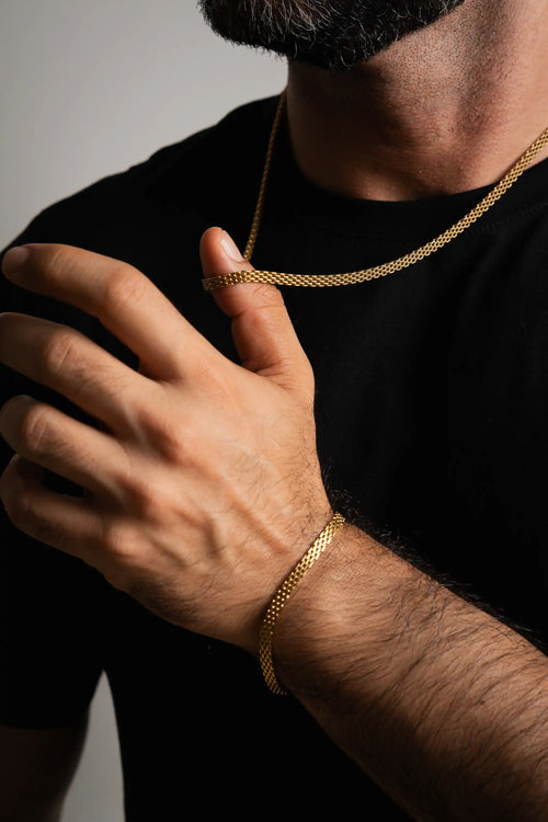 Stack Cadena y Pulsera Chinesca Gold Impetu Men - modelo camiseta negra vista frontal