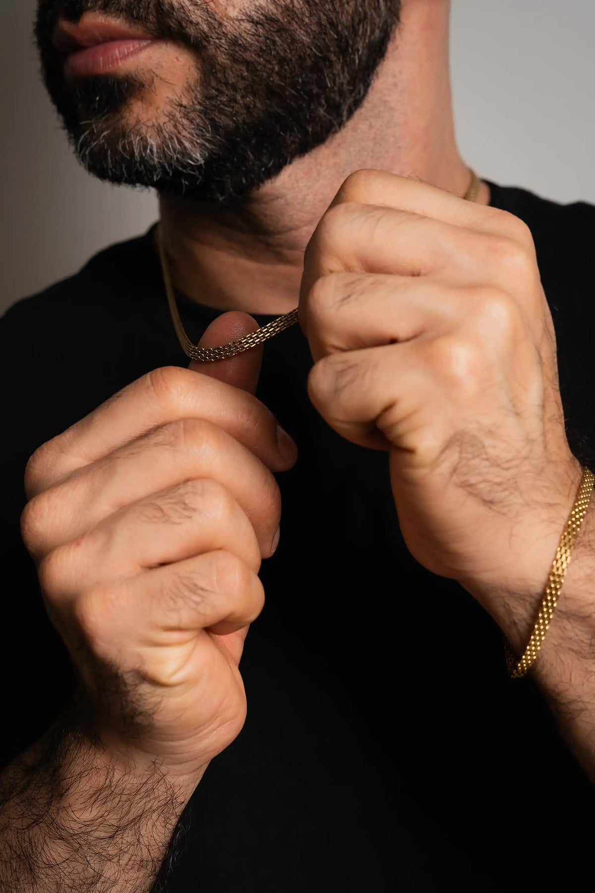 Stack Cadena y Pulsera Chinesca Gold Impetu Men - modelo camiseta negra detalle cuello