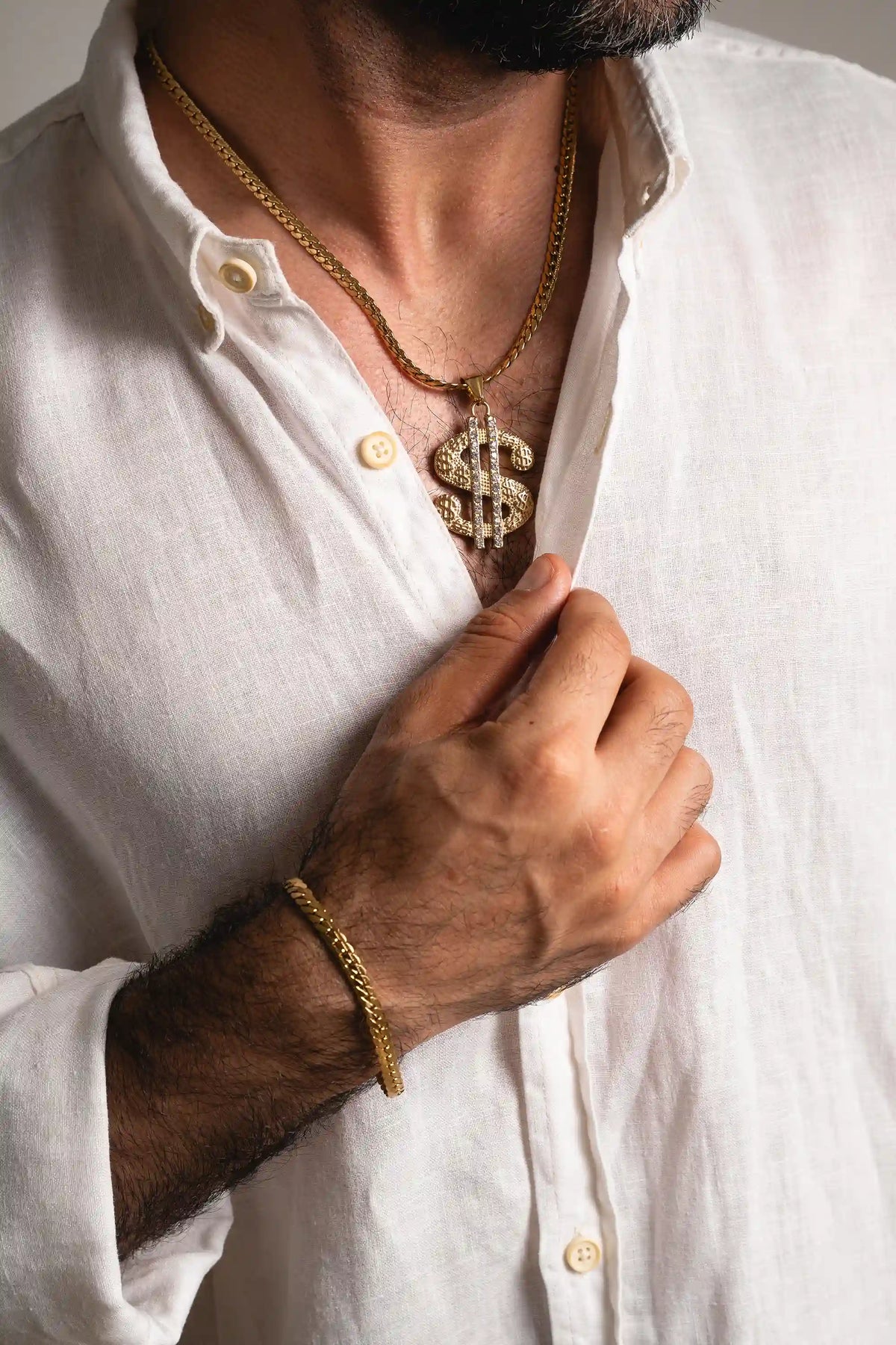 Stack Pulsera y Cadena Grabada Gold Impetu Men - modelo camisa blanca con dije dólar detalle pecho y muñeca