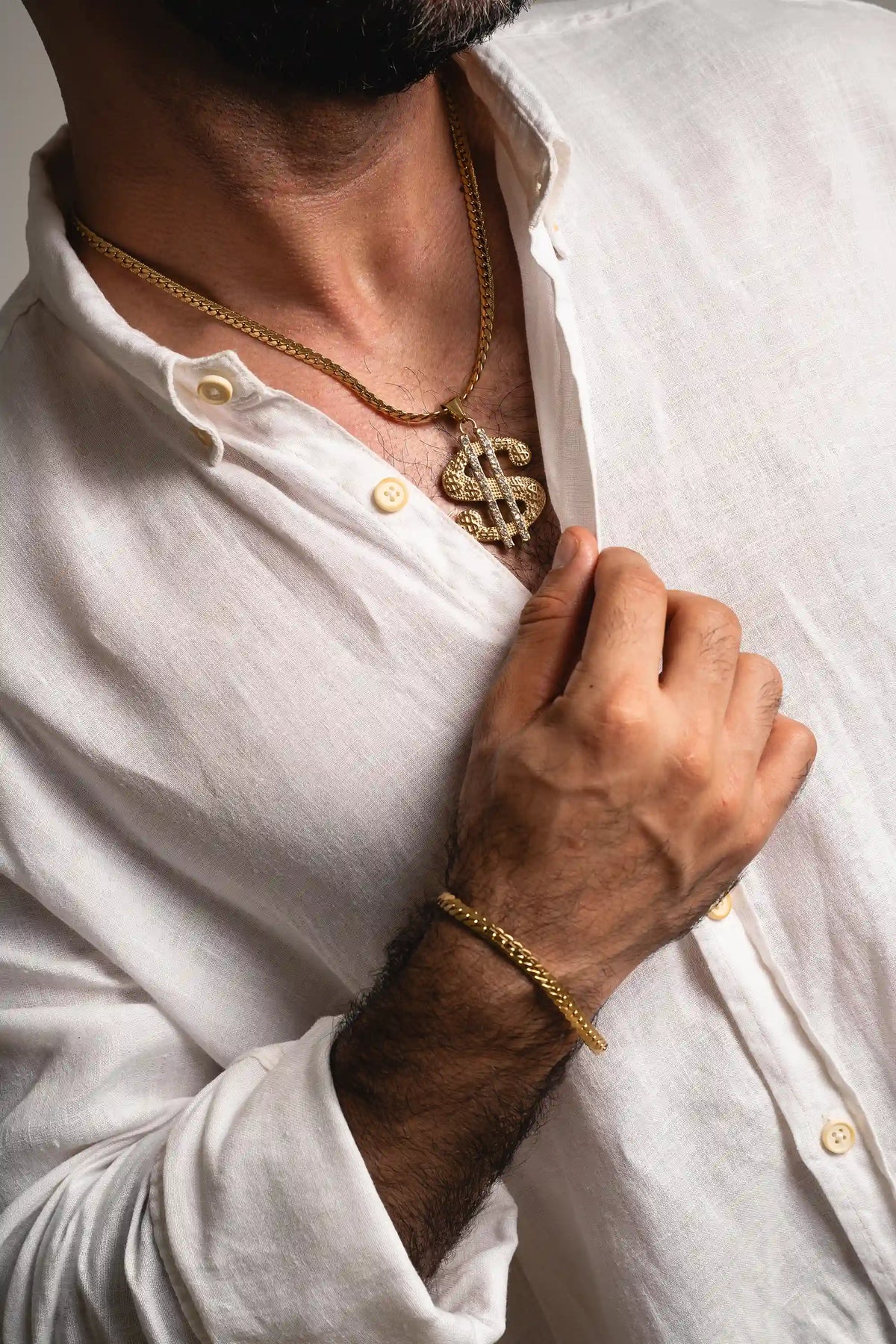 Stack Cadena y Pulsera Grabada Gold Impetu Men - modelo camisa blanca detalle cuello y muñeca