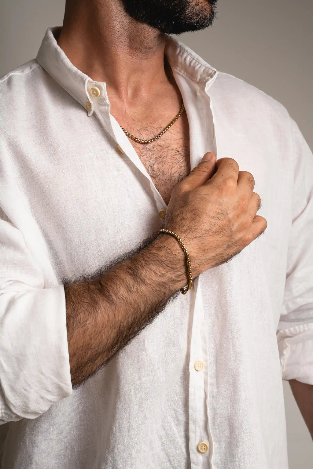 Stack Cadena y Pulsera Veneciana Gold Impetu Men - modelo camisa blanca vista frontal