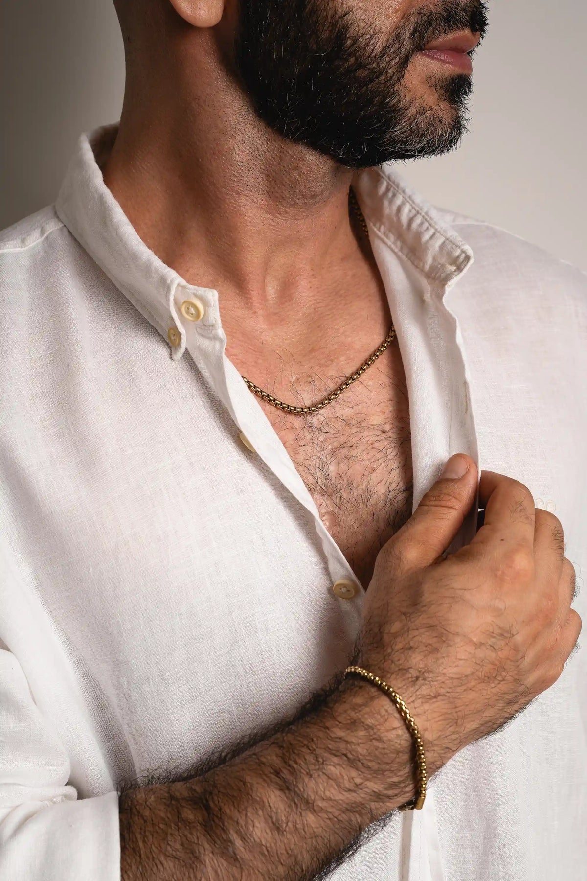 Stack Cadena y Pulsera Veneciana Gold Impetu Men - modelo camisa blanca detalle cuello