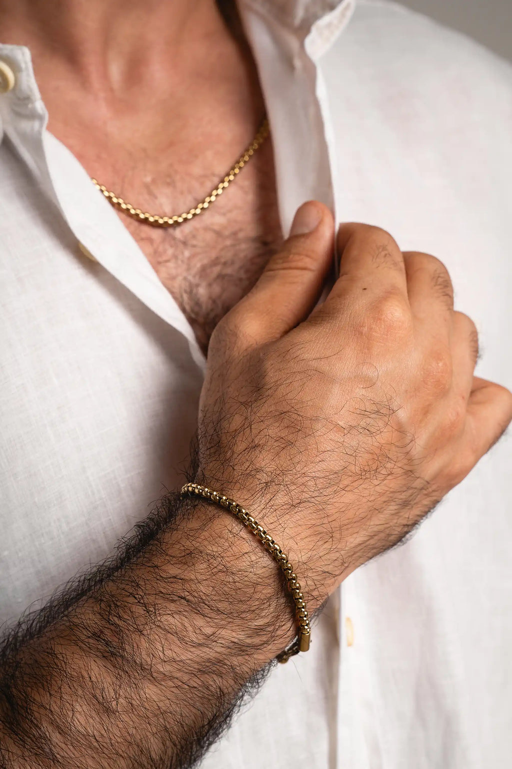 Stack Cadena y Pulsera Veneciana Gold Impetu Men - modelo camisa blanca detalle muñeca