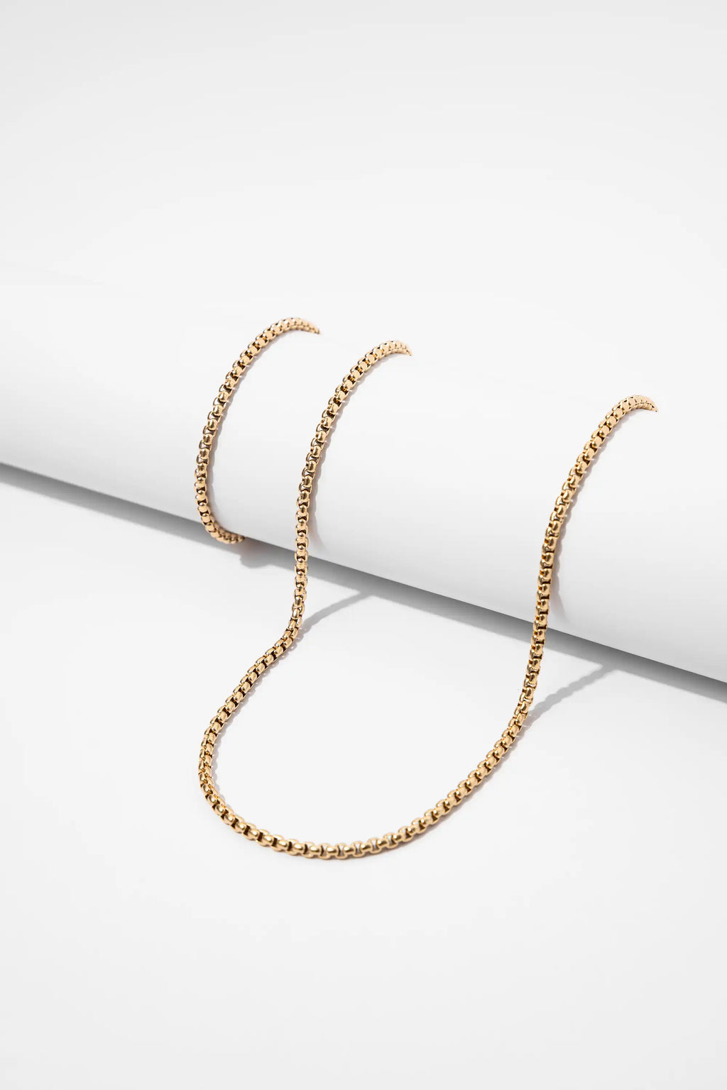 Stack Cadena y Pulsera Veneciana Gold Impetu Men - modelo camisa negra detalle muñeca